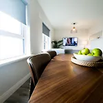 Luxury 2-bedroom Overlooking The 번드런