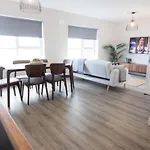 Luxury 2-bedroom Overlooking The 번드런
