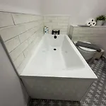 Luxury 2-bedroom Overlooking The 번드런
